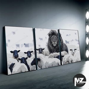 Pode incluir: Arte em tela tríptico com uma imagem a preto e branco de um leão entre ovelhas. A obra de arte é dividida em três painéis, cada um emoldurado em preto. O leão está no painel central, rodeado por ovelhas.