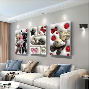 Pode incluir: Três peças de arte de parede emolduradas com designs de arte pop 3D. A arte inclui figuras KAWS, estrelas, laços e esferas vermelhas sobre um fundo branco. As figuras KAWS são em várias cores, incluindo rosa, preto e castanho.