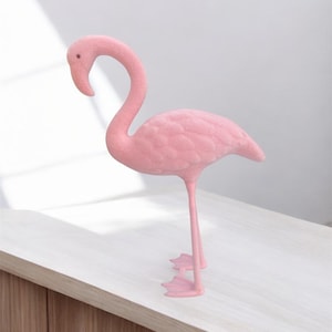 Dekorativer Flamingo – geflockte Dekofigur in Pink, Gelb & Rosa