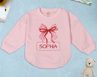 Personalisierter Weihnachtsstrampler mit Schleife, Body mit individuellem Namen für das erste Weihnachtsfest, süßes Weihnachtsoutfit, Baby-Outfit mit roter Zuckerstangenschleife