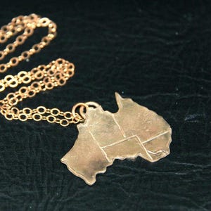 Colgante de bronce con mapa de Australia: Collar minimalista • MP1004