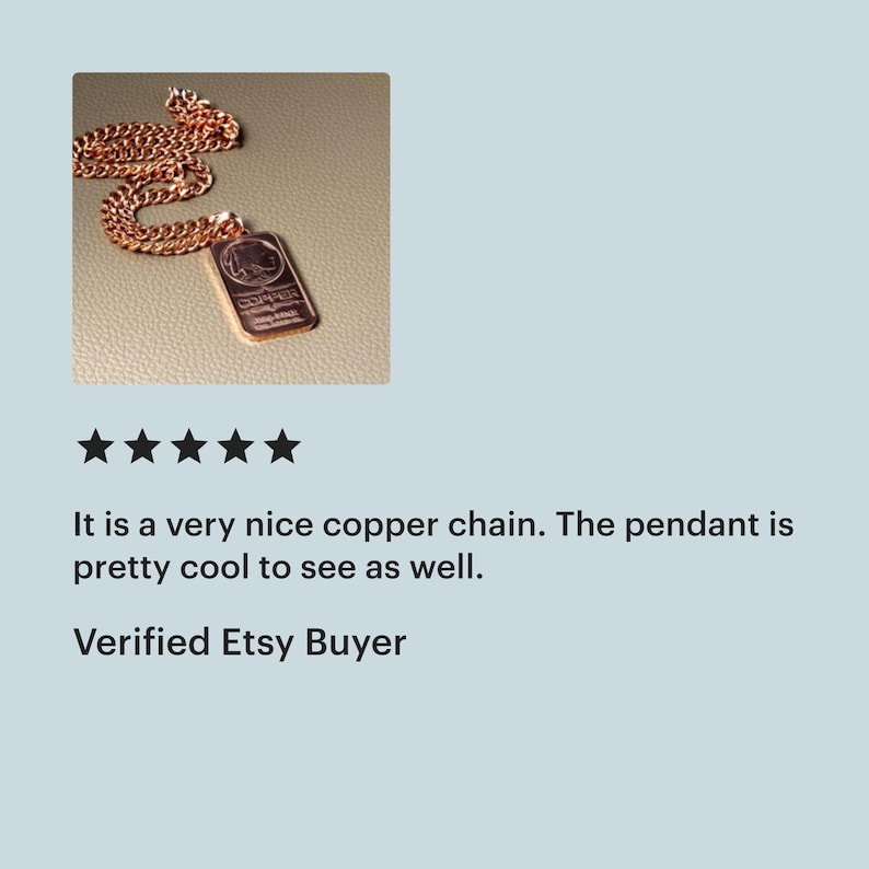 Puede incluir: Un collar de cadena de metal color cobre con un colgante rectangular. El colgante tiene grabado un dise&ntilde;o gr&aacute;fico y el texto COPPER, junto con un texto m&aacute;s peque&ntilde;o debajo. La cadena consta de eslabones ovalados entrelazados a juego.