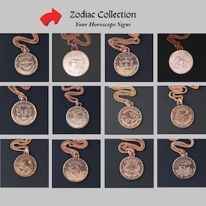 Puede incluir: Una colecci&oacute;n de doce colgantes circulares en tono oro rosa con cadenas a juego, cada uno con un grabado &uacute;nico de un signo del zodiaco. La imagen incluye el texto Zodiac Collection y Your Horoscope Signs, mostrando los doce signos astrol&oacute;gicos.