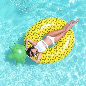 Pineapple Pool Float - Aufblasbarer Schwimmring für Erwachsene | Sommer 2025 Pool Spielzeug | Spaß Strand Floatie | Trendiges Geschenk für den Urlaub