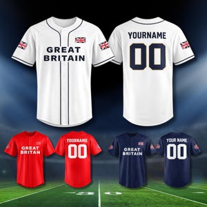 Puede incluir: Camisetas de béisbol en blanco, rojo y azul marino, con el texto "GREAT BRITAIN" y la bandera de la Union Jack. Una camiseta tiene "YOURNAME" y el número "00" en la espalda. Las camisetas tienen mangas cortas y se muestran en un campo verde.
