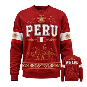Peut inclure: Un sweat-shirt rouge à col rond avec le mot PERU en lettres capitales blanches, un drapeau péruvien, une illustration de lama, des montagnes et un soleil. Les manches présentent des bandes blanches avec des motifs géométriques.