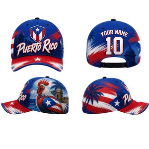 Puede incluir: Gorra de béisbol azul con visera roja, con el texto "Puerto Rico" y un diseño de gallo. La gorra también muestra un diseño de la bandera puertorriqueña y la opción de agregar un nombre y un número.