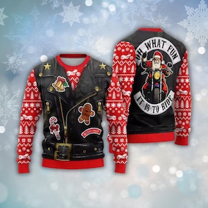 Puede incluir: Un suéter navideño con un diseño de chaqueta de cuero negra con parches. Las mangas son rojas con patrones blancos. La parte trasera muestra a Papá Noel en una moto con el texto "Oh, What Fun It Is To Ride."