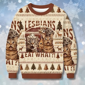 Könnte beinhalten: Ein beigefarbener Weihnachtspullover mit braunem Besatz und dem Text "NO LESBIANS EAT WHAT?!" ist auf der Vorderseite aufgedruckt. Der Pullover zeigt ein Muster aus überraschten Katzen, Weihnachtsbäumen, Glocken und Rentieren.