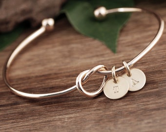 Gold Bracelet for Mom, Initial Charm Bracelets for Women, Round Letter Disc, Personalized Jewelry Gift, Mother Bracelet 1 2 3 4 Kids