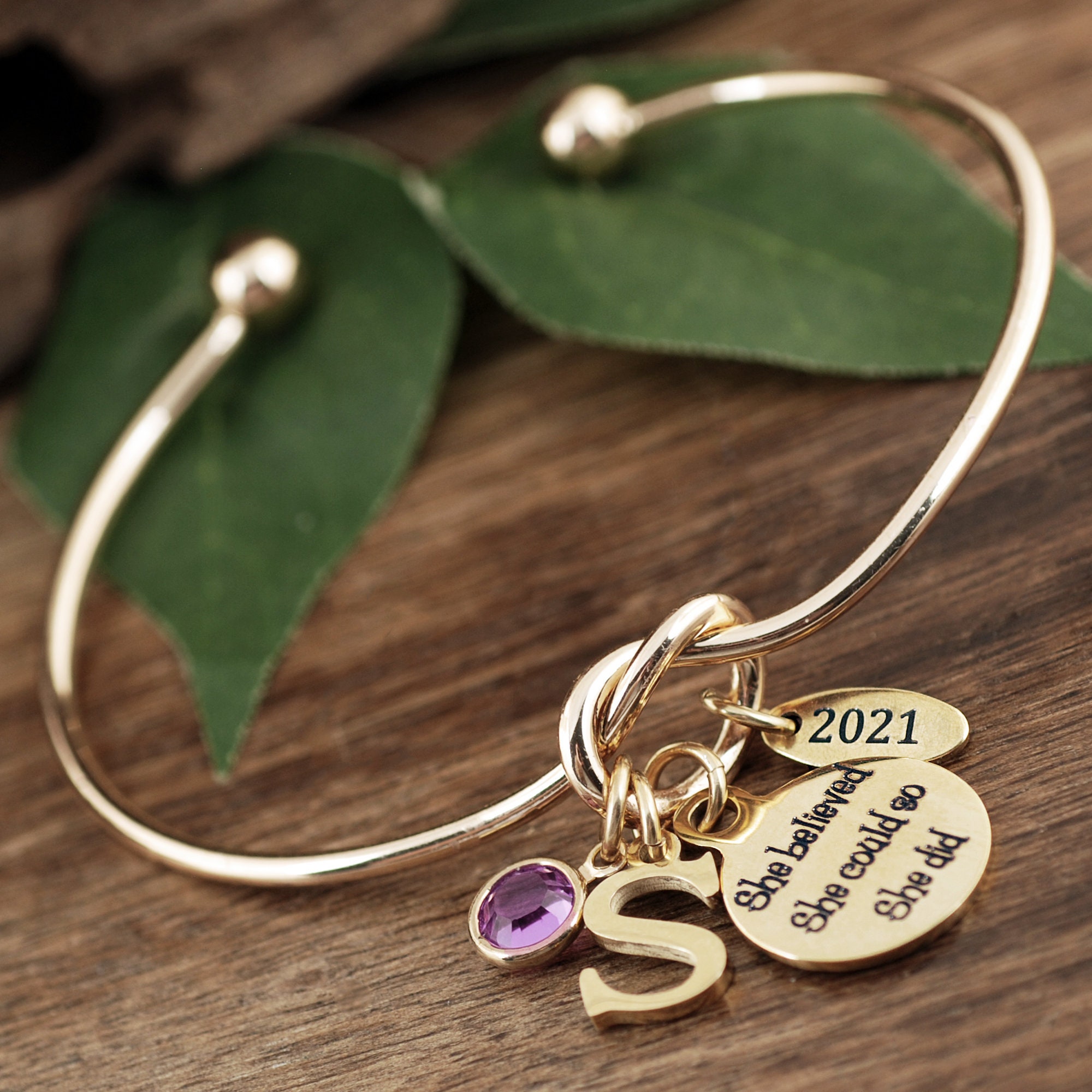 Bracciale Laurea 2025 Con Iniziali E Frase Ispiratrice "She Believed She Could" - Regalo Per Lei In Acciaio Inossidabile