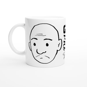 Könnte beinhalten: Weiße Keramik-Tasse mit einer schwarz-weißen Cartoon-Illustration eines kahlen Männergesichts. Auf der Tasse steht auch das Wort "Grumpy" in Schwarz. Die Tasse hat einen weißen Henkel.