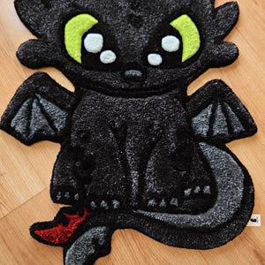 Alfombra de dragón con mechones – Estilo caricatura – Hecha a mano – Regalo para cinéfilos