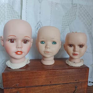 Testa di bambola antica in porcellana, parti di bambola in biscotto per arte, stranezze e curiosità, decorazioni con bambole inquietanti, forniture per arte alterata, riparazione di bambole vintage