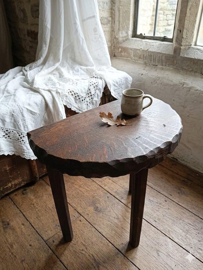 tabouret tripode en bois tourné, chaise ancienne en bois massif, siège rustique primitif, chaise basse bois de ferme de campagne, milky tool
