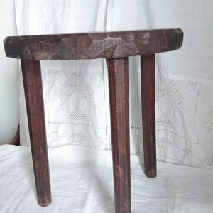 zoom sur le siège minimaliste en bois à 3 pieds, tabouret tripode en bois tourné, chaise ancienne en bois massif, siège rustique primitif, chaise basse bois de ferme de campagne, milky tool