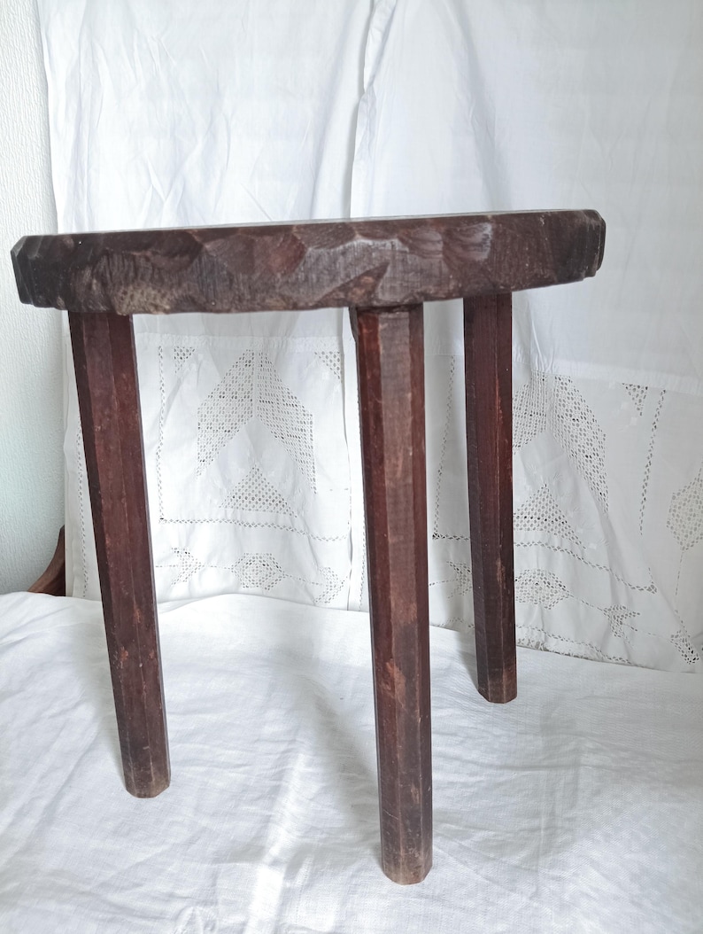 zoom sur le siège minimaliste en bois à 3 pieds, tabouret tripode en bois tourné, chaise ancienne en bois massif, siège rustique primitif, chaise basse bois de ferme de campagne, milky tool