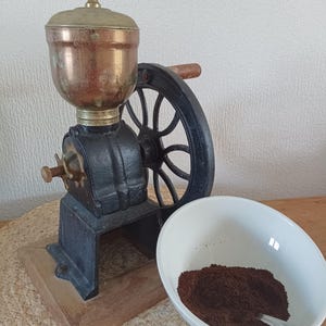 countertop coffee grinder, manual coffee grinder, French coffee grinder, countertop bistro grinder, coffee bean grinder, rustic decor