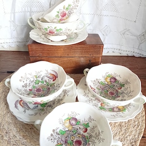 Peut inclure: Ensemble de trois tasses en céramique avec une finition mate et mouchetée. Les tasses sont dans des tons crème, gris clair et gris foncé. Chaque tasse a un design simple et minimaliste, parfait pour le café ou le thé.