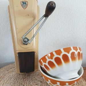 Peugeot Frères wall-mounted coffee grinder from the 50s/60s, coffee grinder by Peugeot, Large vintage model – Retro kitchen decor flea market or collection