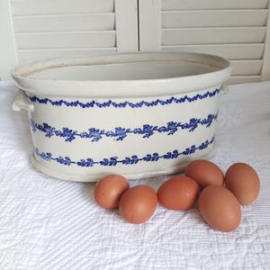 XL fransk St. Uze-terrin, vintage St. Uze-terrin, antik St. Uze-kruka med blomsterdekor, lergods med antik blå emaljerad stålplåt, antik patéskål