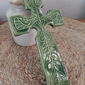 Vintage Kerbigot ceramic cross – Green wall cross with cream patterns – Unique signed flea market item – Kerbigot Celtic Breton cross
