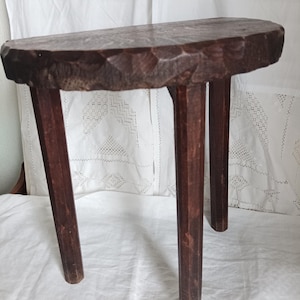 vue d'ensemble du tabouret tripode en bois tourné, chaise ancienne en bois massif, siège rustique primitif, chaise basse bois de ferme de campagne, milky tool