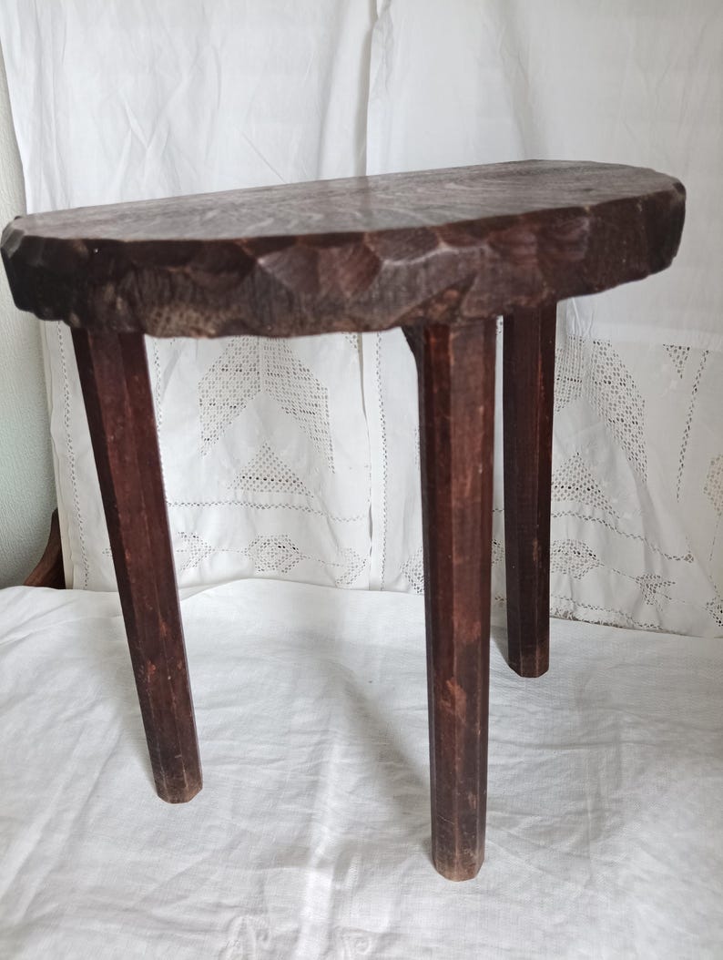vue d'ensemble du tabouret tripode en bois tourné, chaise ancienne en bois massif, siège rustique primitif, chaise basse bois de ferme de campagne, milky tool