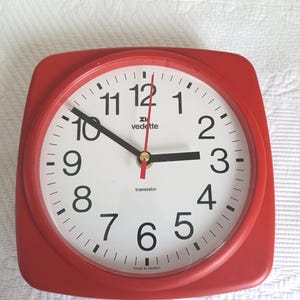 Horloge murale vintage Vedette, pendule rouge Transistor années 60, french retro kitchen wall clock,  design space age, midcentury decor