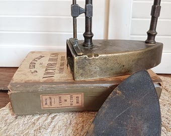 Caja de hierro antigua rara con babosa, lingote de hierro de bronce antiguo y madera, hierro antiguo, curiosidad, decoración rústica shabby chic