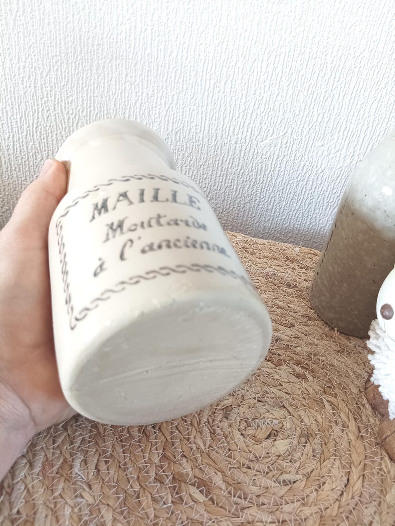 vue du devant et du dessous pour ce moutardier ancien et vintage, french stoneware mustard jar, Maille moutarde à l’ancienne, antique crock pot, moutardier de Dijon, rustic french kitchen decor