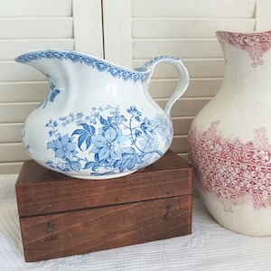 Antik Creil & Montereau blomkruka i järnsten, fyllig toalettkanna, blå järnstensgryta, vintage vattenkanna