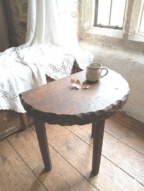 tabouret tripode en bois tourné, chaise ancienne en bois massif, siège rustique primitif, chaise basse bois de ferme de campagne, milky tool