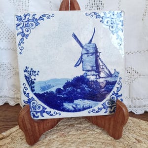 Salvamanteles de estilo Delft vintage, cerámica azul y blanca con molino de viento, salvamanteles de loza, molino de viento azul y blanco, decoración de mesa de cerámica