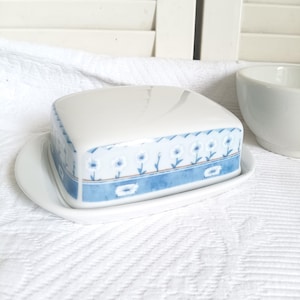 Burriera con decorazioni floreali ingenue, burriera in porcellana bianca, utensili da cucina in stile rustico francese, burriera in porcellana, portaburro bianco francese