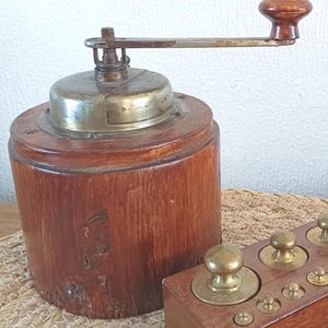 vintage moulin à café ou épices, moulin ancien de forme ronde, Koffiemolen Danemark Skandinavien, coffee grinder antique, vintage kitchen