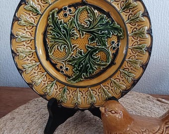 antique majolica plate with Acanthus leaves, antique plate from 1880, vintage slip plate with fern decoration and Acanthus leaves