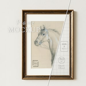 Puede incluir: Un boceto enmarcado de una cabeza de caballo con un passe-partout blanco. El marco es de color marrón oscuro. La imagen tiene las palabras "Frame MOCKUP" en la esquina superior izquierda. La imagen también tiene las palabras "DIN A Ratio", "PSD file" y "Smart Object".