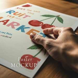 Pode incluir: Uma maquete de cartaz colorida com as palavras "Fruit Market" em v&aacute;rias cores, com ilustra&ccedil;&otilde;es de cerejas e folhas verdes. O cartaz tamb&eacute;m inclui o texto "London" e "Poster Mockup".