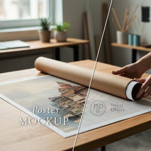 Maqueta realista de póster enrollado: mano sujetando un tubo con la impresión desenrollada sobre un escritorio. Objeto inteligente PSD (formato A4/A3/ISO).