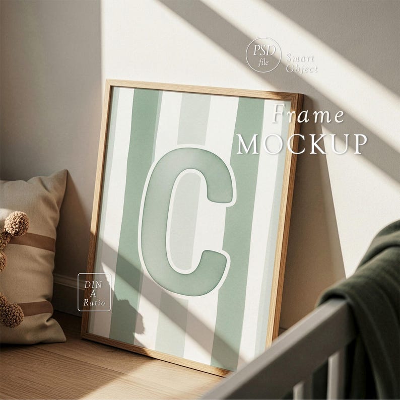 Op de afbeelding: Een ingelijste print mockup met een grote, lichtgroene letter "C" tegen een gestreepte achtergrond van lichtgroen en wit. De lijst is licht van kleur, en de tekst "Frame MOCKUP" is zichtbaar.