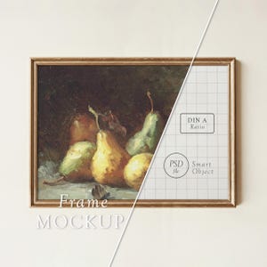 Op de afbeelding: Een ingelijst stilleven schilderij met gele en groene peren. Het kunstwerk staat tegen een donkere achtergrond, in een goudkleurige lijst. De woorden "Frame Mockup" zijn onderaan zichtbaar.