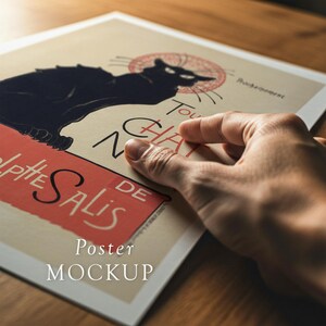 Pode incluir: Uma maquete de p&ocirc;ster de estilo vintage com uma silhueta de gato preto com um halo vermelho e texto. O p&ocirc;ster tem um fundo bege com texto vermelho e preto. As palavras "Poster MOCKUP" est&atilde;o na parte inferior.