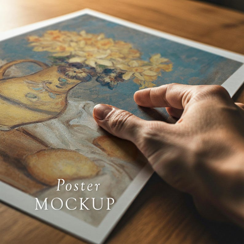 Pode incluir: Uma maquete de cartaz com uma pintura de flores amarelas num vaso. A obra de arte tem um fundo azul e uma toalha de mesa branca. As palavras "Poster MOCKUP" est&atilde;o impressas na parte inferior do cartaz.