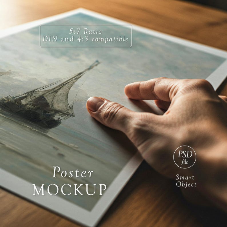 Pode incluir: Maquete de p&ocirc;ster com uma pintura de paisagem marinha vintage de um veleiro em um dia nublado. A m&atilde;o segura o p&ocirc;ster, mostrando os detalhes da obra de arte. O texto no p&ocirc;ster diz "Poster MOCKUP", com texto adicional indicando compatibilidade e tipo de arquivo.