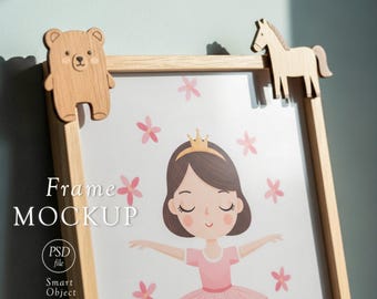 Mockup kunst aan de muur kinderkamer: lichthouten lijst met beer en paard, babykamer, kinderkamer decor, PSD-sjabloon, Photopea, Photoshop