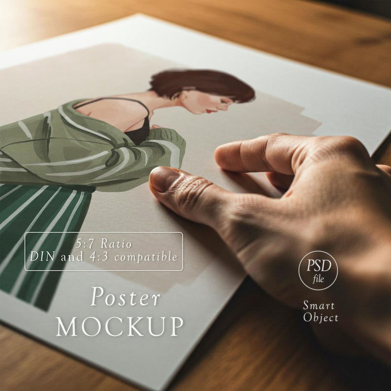 Pode incluir: Uma maquete de cartaz com uma ilustra&ccedil;&atilde;o de uma pessoa com um casaco verde e uma saia listrada. O cartaz inclui o texto "Poster MOCKUP", "5:7 Ratio", "DIN and 4:3 compatible" e "Smart Object". Uma m&atilde;o segura o cartaz.