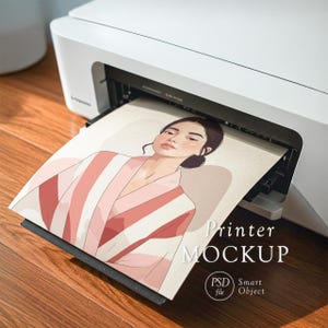Puede incluir: Una impresora blanca imprimiendo una imagen de maqueta. La imagen presenta a una mujer con una bata a rayas rosas y blancas. El texto "Printer MOCKUP" es visible en la imagen impresa, junto con "PSD Smart Object".