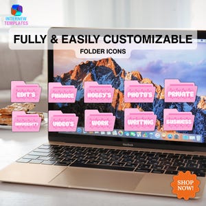 Op de afbeelding: Een laptop toont roze mapiconen met de labels "EDIT'S", "FINANCE", "HOBBY'S", "PHOTO'S", "PRIVATE", "UNIVERSITY", "VIDEO'S", "WORK", "WRITING" en "BUSINESS". De tekst op het scherm luidt "FULLY & EASILY CUSTOMIZABLE FOLDER ICONS". Een "SHOP NOW!" sticker is zichtbaar.