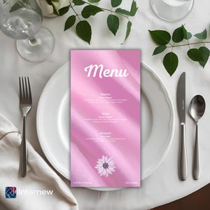 Op de afbeelding: Een roze menukaart met het woord "Menu" in witte letters. Het menu bevat een voorgerecht, hoofdgerecht en dessert, met een madeliefjesafbeelding onderaan. De kaart ligt op een wit bord, met bestek en een wijnglas.